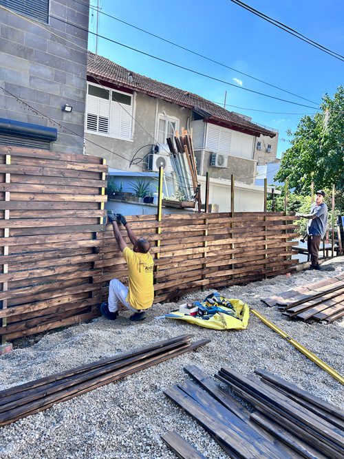 Wooden fence wall installation Israel, Rechovot
